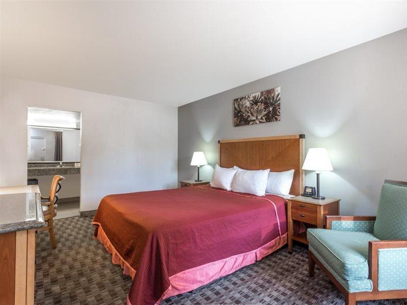 Howard Johnson By Wyndham Scottsdale Old Town Dış mekan fotoğraf